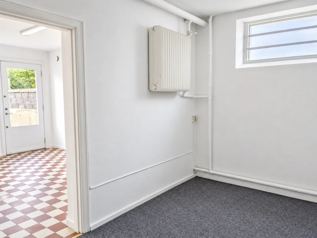 Inre rummet med fönster och dörröppning mot det främre rummet i lokal 1