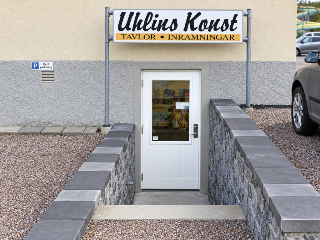 Trappa ner till lokal 4:s egna entré på gaveln av Snickaregatan 48