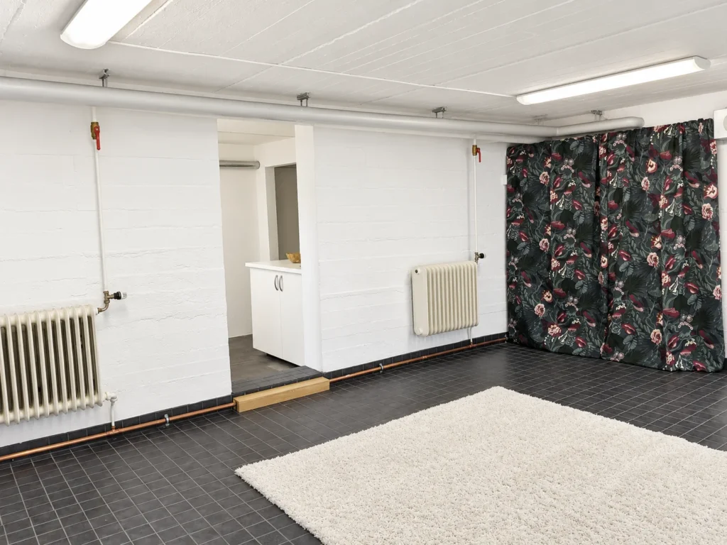 Det större rummet med öppning mot pentrydelen i lokal 4