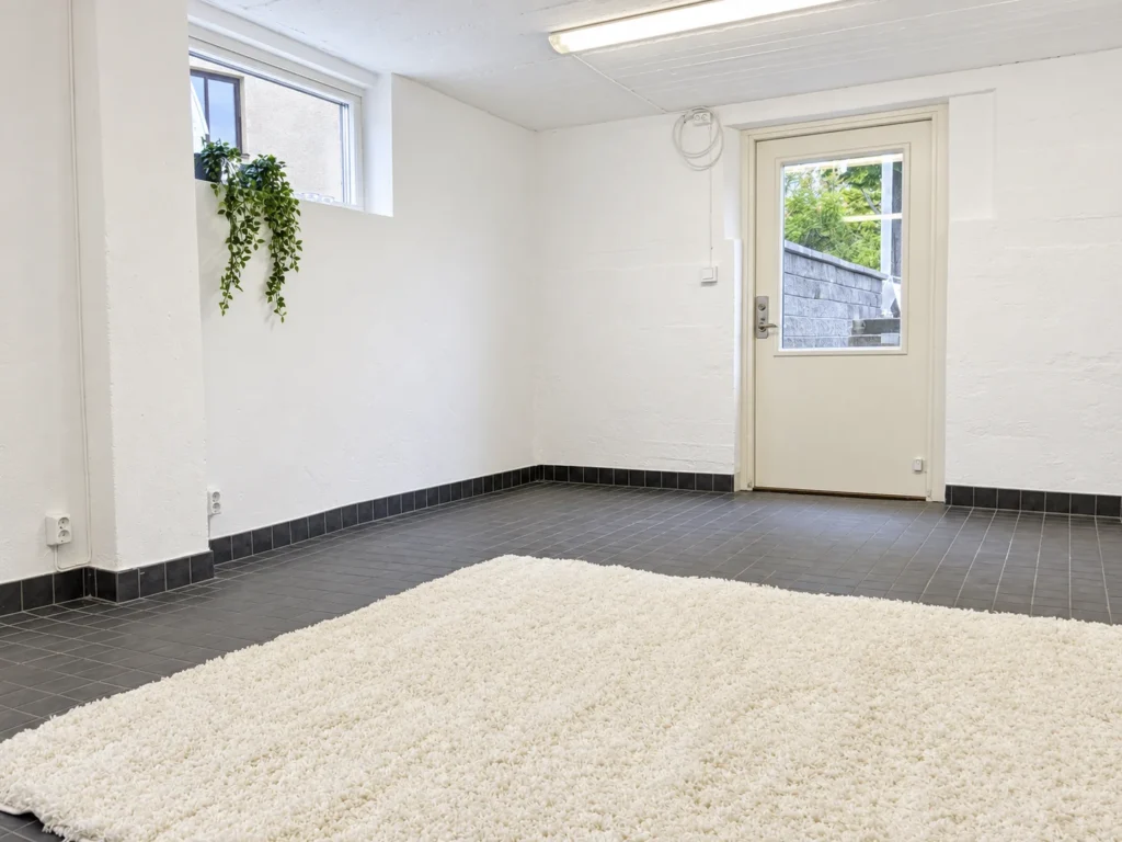 Det större rummet och den egna entrédörren i lokal 4 på Snickaregatan 48