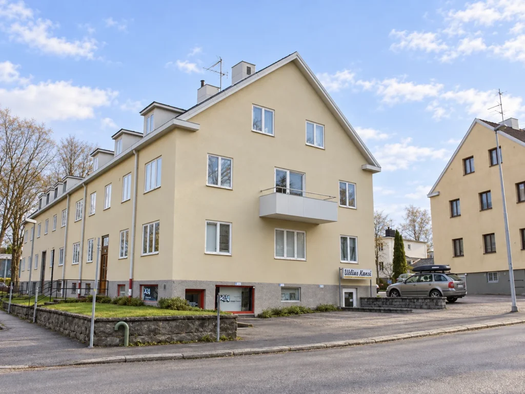 Byggnaden på Snickaregatan 48 med verksamhetslokaler i källarplanet