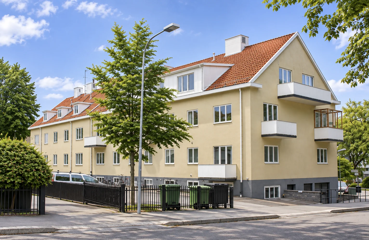 Bostadshus med ljus puts och balkonger på Snickaregatan 50 i Linköping